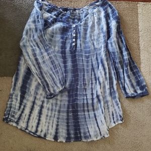 3/4 sleeve top. Like new, 5 buttons front